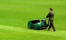足球场草坪要怎么维护？一年维护费用要多少？