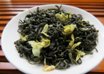 女孩喝茉莉花茶有什么好处?茉莉花茶还可以美容养颜!爱美的女生千万不要错过
