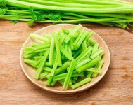 西芹可以生吃吗？西芹怎样生吃呢？