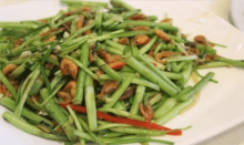 水芹菜炒着吃苦吗？学会这几招炒法，让水芹菜炒着更好吃！