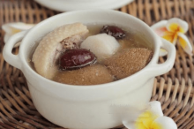 白菌炖鸡的好处有哪些?简单几步教你做出鲜香美味的鸡汤！