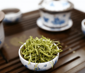 金银花茶的制作方法！金银花茶气味清香喝起来也很健康哦！