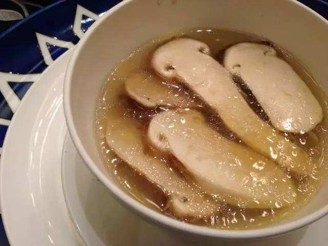 哺乳期可以吃松茸煲汤吗