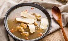新鲜松茸菌煲排骨汤，松茸的功效