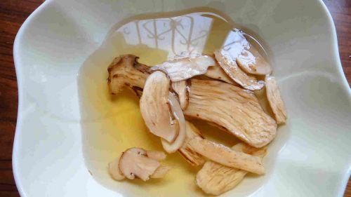 松茸蘑菇泡水会发黄吗