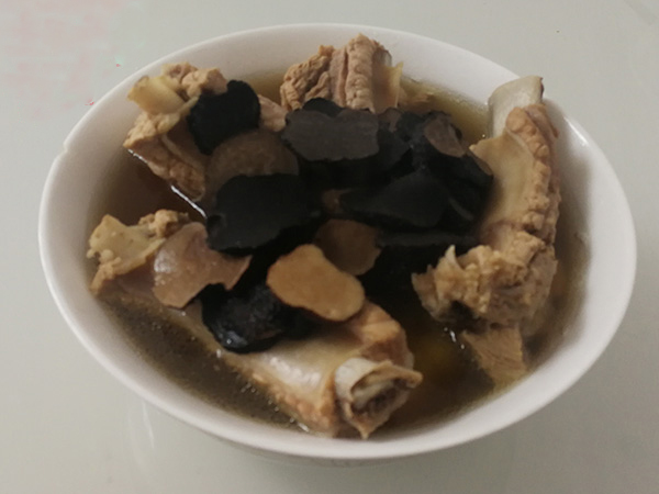 黑松露排骨炖汤的做法