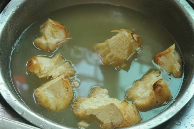 做月子能吃猴头菇鸡汤吗？