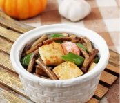 茶树菇炖豆腐
