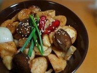 土豆片炒鸡腿菇的做法