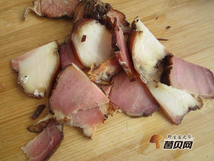 腊肉炒鸡腿菇的做法家常菜