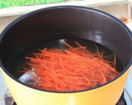 胡萝卜炒鸡腿菇的做法，教你胡萝卜炒鸡腿菇详细的做法步骤
