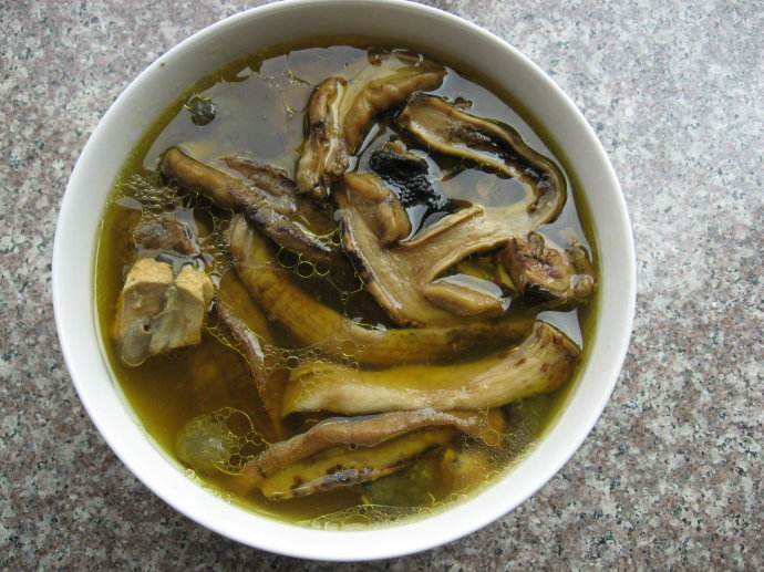 牛肝菌配什么煲汤好吃，教你三套营养又美味的牛肝菌煲汤做法