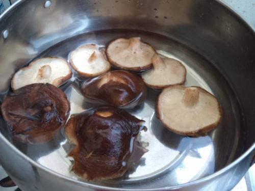 包香菇饺子 香菇要怎么处理？