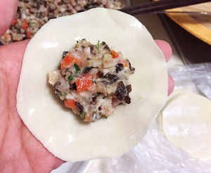 香菇肉馅饺子的做法，这么做比馆子还好吃！
