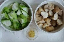 清热解毒的草菇丝瓜汤的做法