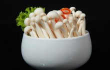 白玉菇炖排骨汤