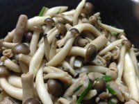 海鲜菇的热量高吗？海鲜菇可以和豆腐一起吃吗？
