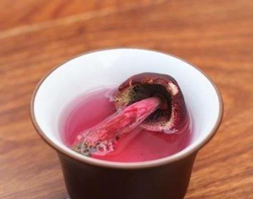 红菇煮后汤是什么颜色?透亮的粉红色才是正宗